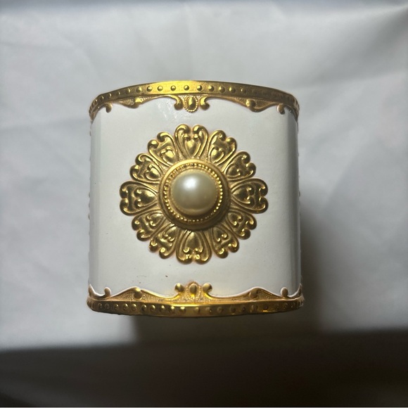 Taj Importing Co Japan White & Gold Enamel Metal Musical Jewelry Box Retail 200$ - Picture 3 of 15